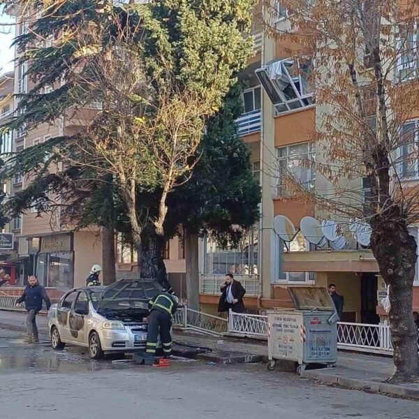 Çorum'da meydana gelen olay yerinde yangın söndürüldüğü sırada polis ve itfaiye ekipleri-3