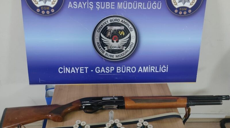 Çorum'da Polis Ekipleri 22-29 Kasım Arası 4637 Şahıs ve 2522 Aracın Kontrolü İçin 32 Kahvehaneden 12 Otoparka Kadar Detaylı Denetim Yaparak 14 Arananı Da Tutukladı 1