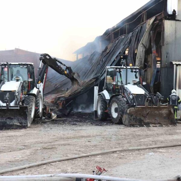 Denizli’de metal fabrikasındaki yangın kontrol altına alındı
-11