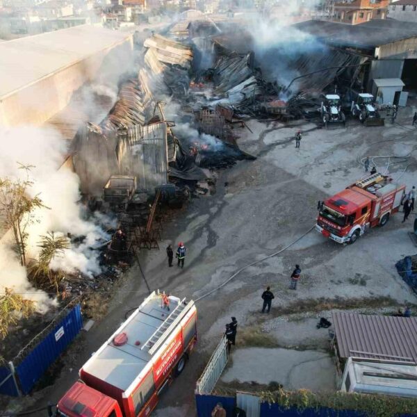 Denizli’de metal fabrikasındaki yangın kontrol altına alındı
-16