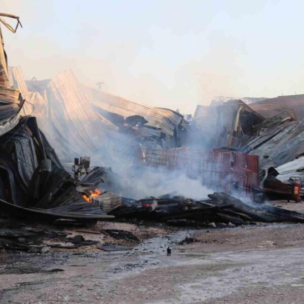 Denizli’de metal fabrikasındaki yangın kontrol altına alındı
-17