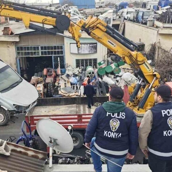 Deprem bölgesinden gelen hasarlı araçların motorları çalınıyor-2