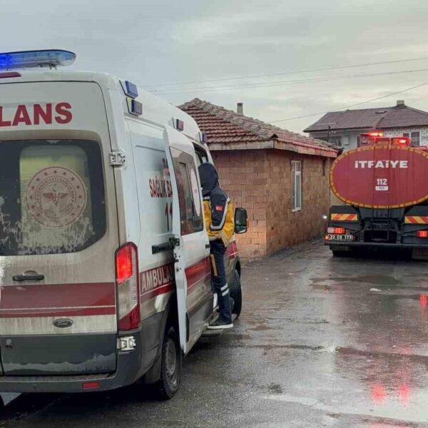 Dumandan Etkilenen Tezcan Akgüneş Ambulansla Sevk Ediliyor-5