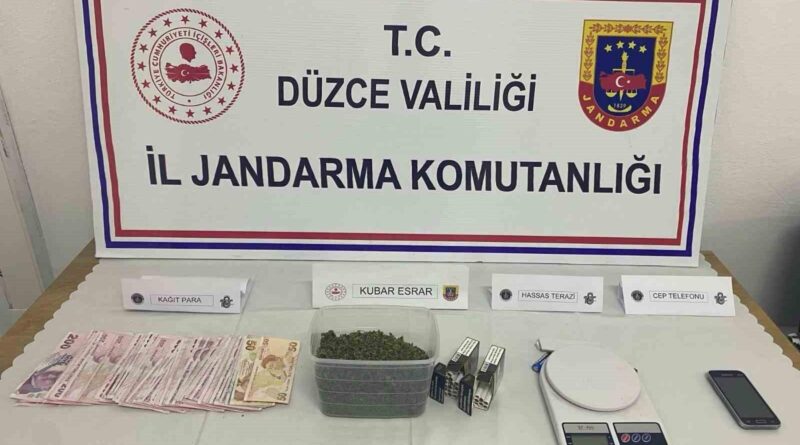 Düzce'de Jandarma Ekipleri Akçakoca'da 109 Gram Esrar ve Diğer Maddeleri Ele Gözaltı Yapan 1 Kişiyi Algılayın 1