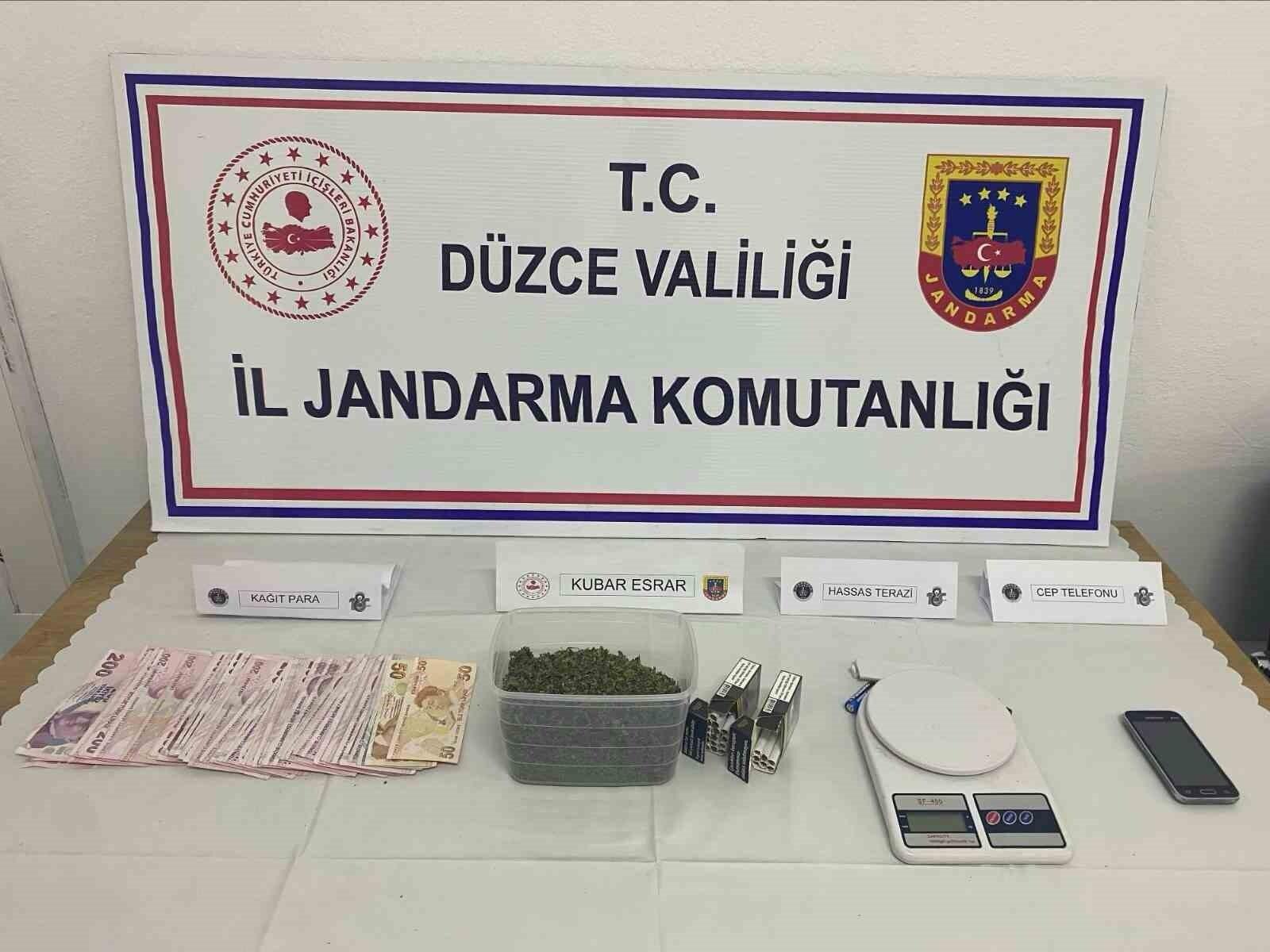 Düzce’de Jandarma Ekipleri Akçakoca’da 109 Gram Esrar ve Diğer Maddeleri Ele Gözaltı Yapan 1 Kişiyi Algılayın