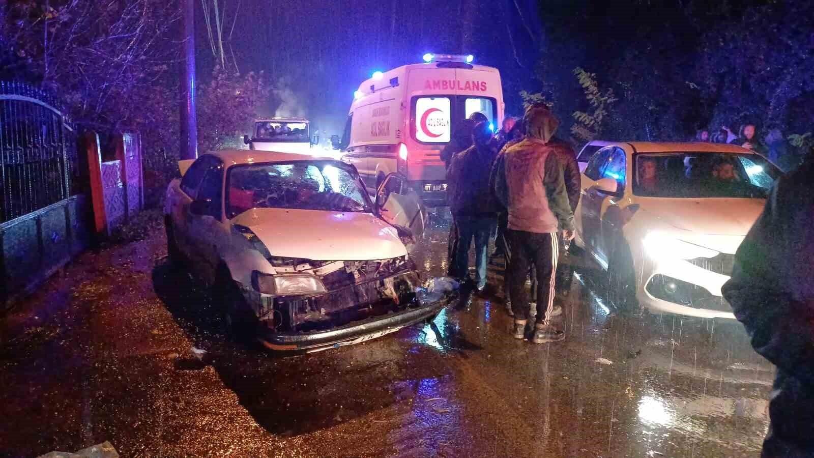 Düzce’de Yağışla Kaygan Yolda 3 Aracın Karıştığı Kazada 3 Yaralı