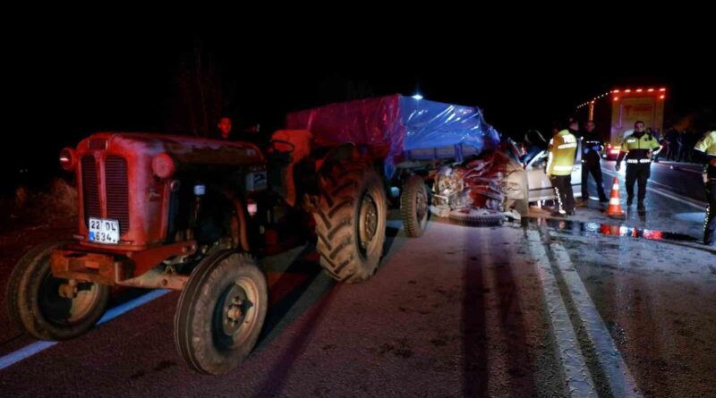 Edirne'de Traktörle Çarpışan Otomobilde Sürücü Hayatını Kaybetti, Eşi Kurtarılmak İçin İtfaiye Ekipleri Zamanla Yarıştı 1