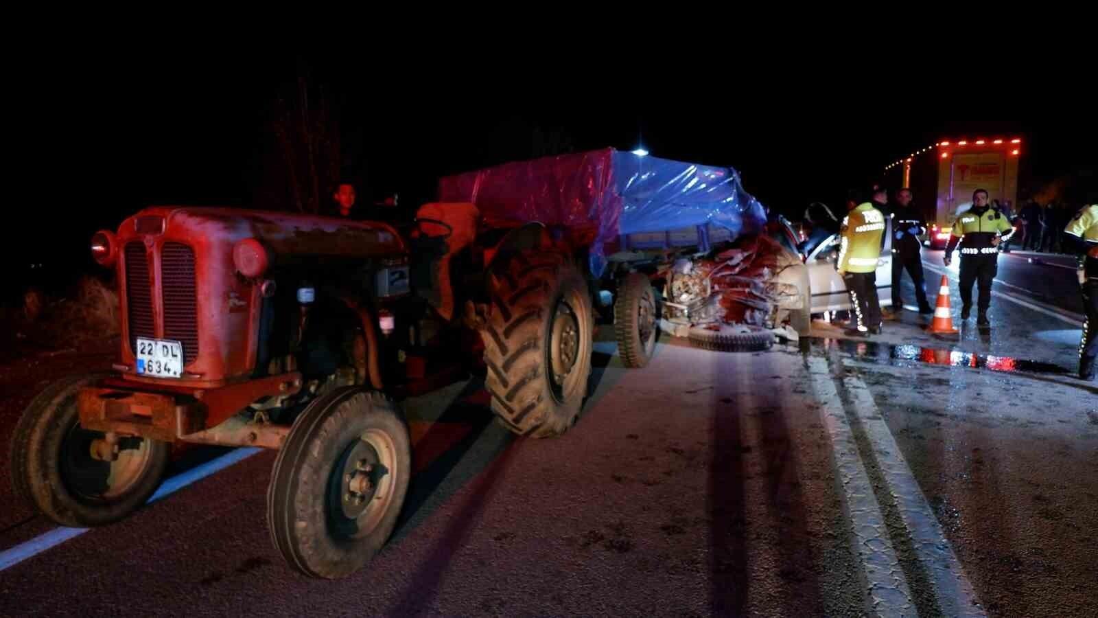 Edirne’de Traktörle Çarpışan Otomobilde Sürücü Hayatını Kaybetti, Eşi Kurtarılmak İçin İtfaiye Ekipleri Zamanla Yarıştı