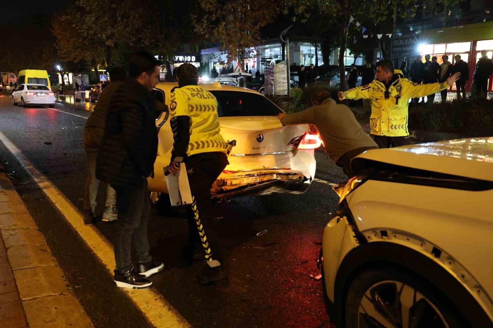 Elazığ’da Malatya Caddesi’nde 5 Aracın Girdiği Kazada 1 Kişi Yaralandı