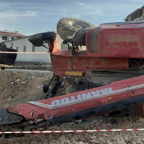 Elazığ'da şantiye kazasında kepçe devrildi-1