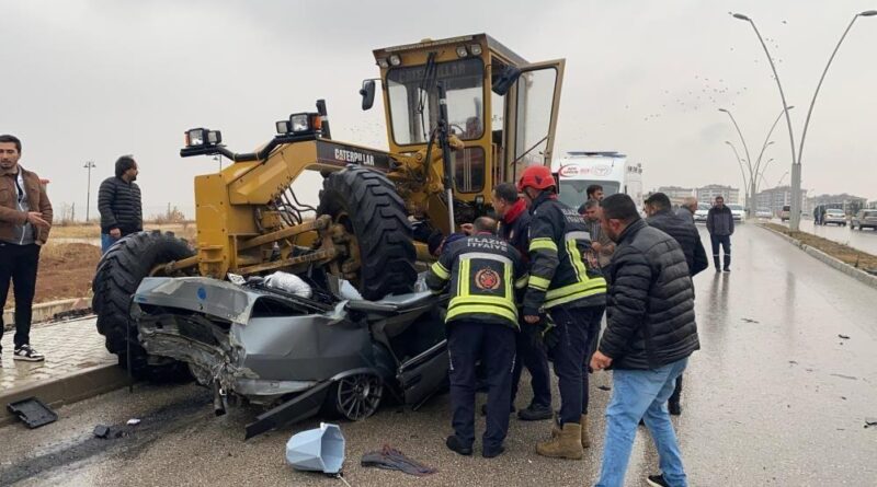 Elazığ’da Prof. Dr. Nuri Orhan Bulvarı’nda otomobil greyderin altına girdi! Hasan Bahtiyar Goral hayatını kaybetti 1