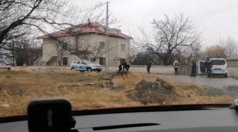 Erzincan-Erzurum Kara Yolu'nda Afganistan Uyruklu İki Kaçak Göçmen Polisle Kovalamaca Sonucu Yakalandı 1