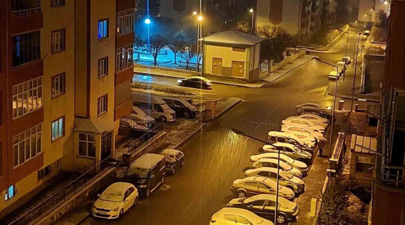 Erzurum'da Aziziye, Palandöken ve Yakutiye ilçelerinde kar yağışı nedeniyle okullar ve kamu kurumları kapatıldı 1