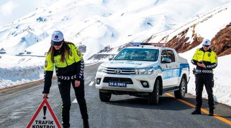 Erzurum Emniyeti: Karlı Havalarda Gizli Buzlanma ve Kar Lastiği Riskine Dikkat Et 1