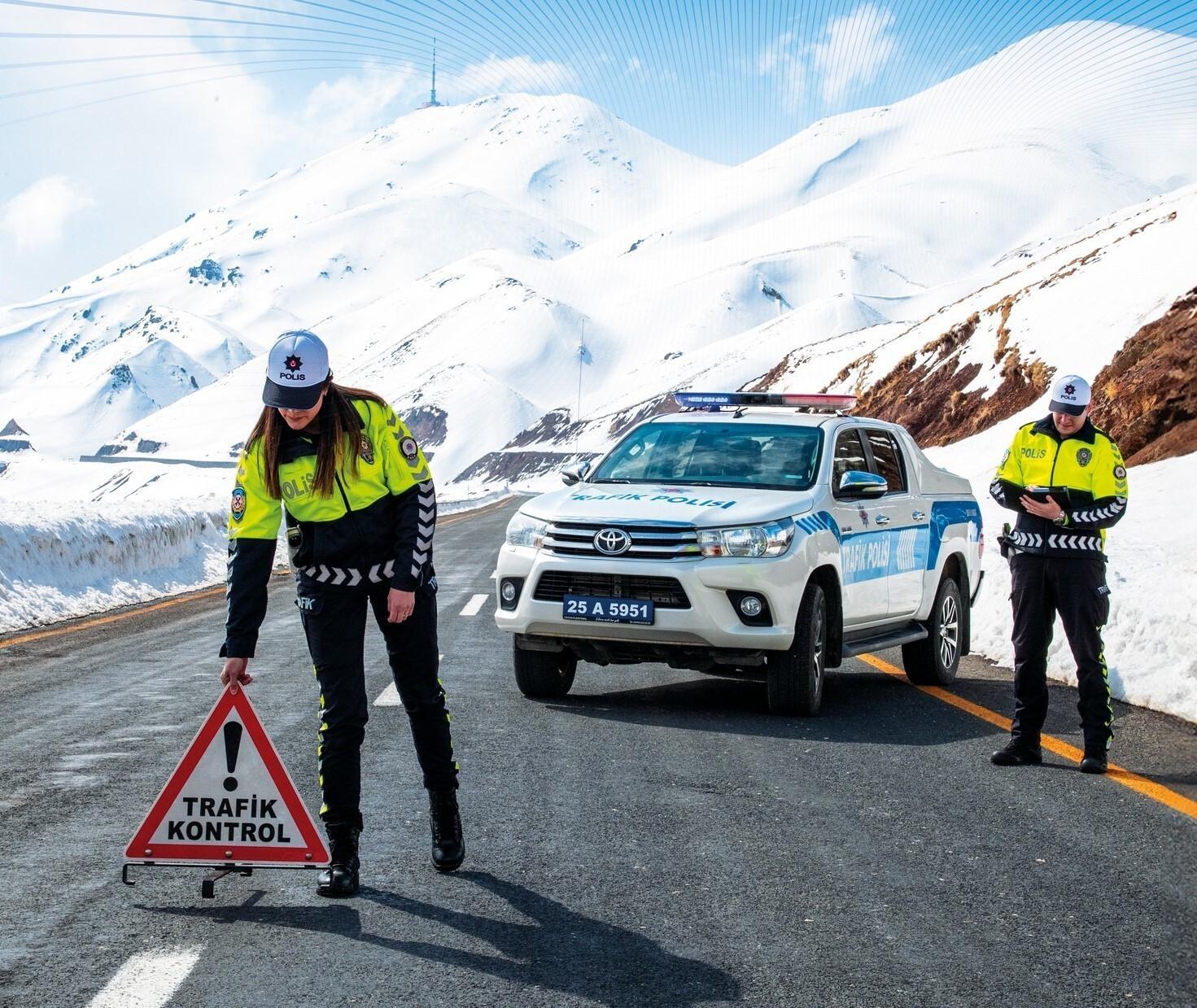 Erzurum Emniyeti: Karlı Havalarda Gizli Buzlanma ve Kar Lastiği Riskine Dikkat Et