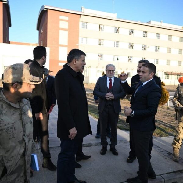 Erzurum Valisi Aşkale'de Geri Gönderme Merkezi'ni Ziyaret Ediyor-1