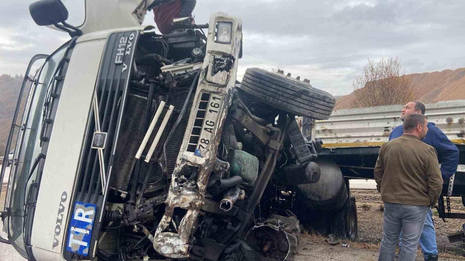 Eskipazar’da Sürücünün Kontrolünden Çıkan Tır Su Kanalına Devrildi, 1 Kişi Yaralandı