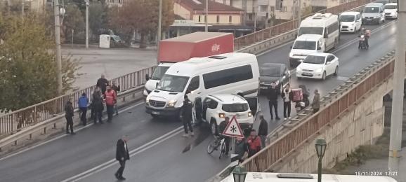 Eskişehir’de Çilem Caddesi ile Ertuğrul Caddesi’ni Birleştiren Köprüde Otomobil ile Kamyon Çarpışması Trafik Tıkanmasına Neden Oldu