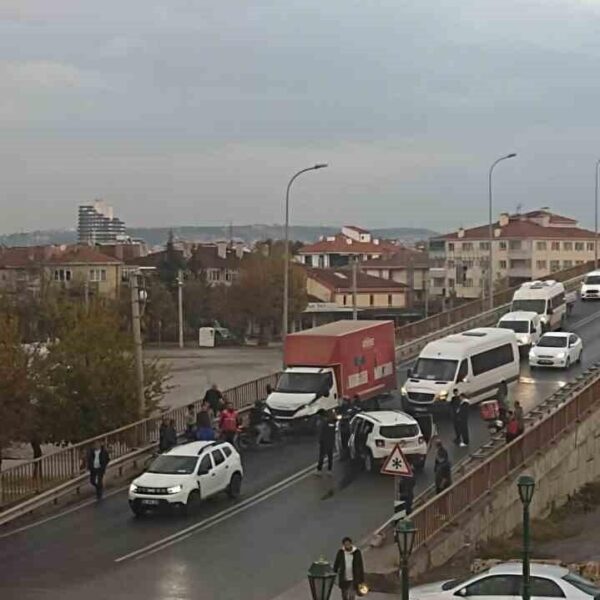 Eskişehir'de kaza sonrası trafik sıkışıklığı-1