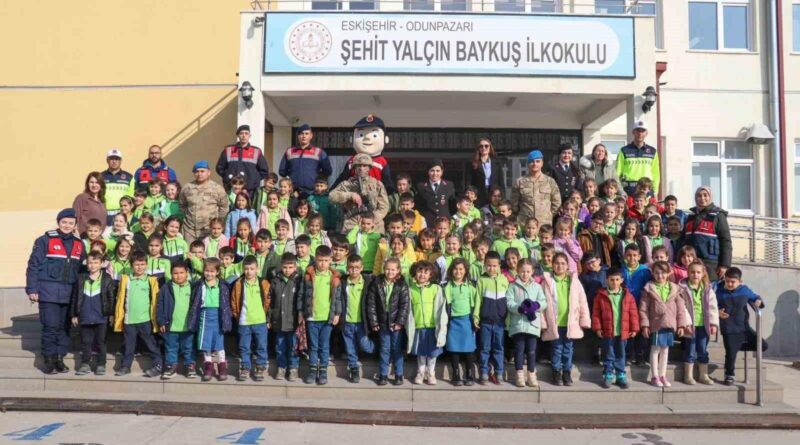 Eskişehir Jandarma'sı Şehit Yalçın Baykuş İlkokulu'nü ziyaret etti 1