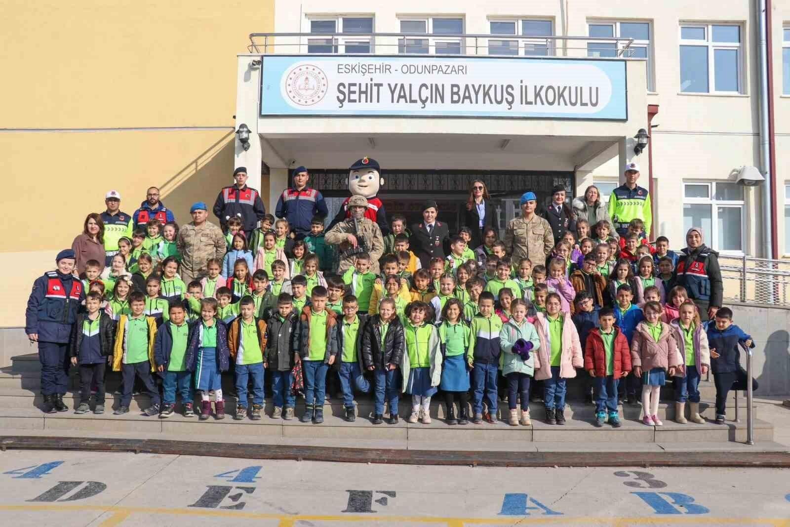 Eskişehir Jandarma’sı Şehit Yalçın Baykuş İlkokulu’nü ziyaret etti