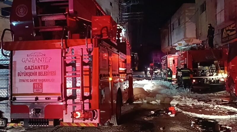 Gaziantep Şehitkamil İlçesindeki Ayakkabı İmalathanesinde Çıkan Yangın 4 Saatlik Müdahale Sonucu Söndürülüyor 1