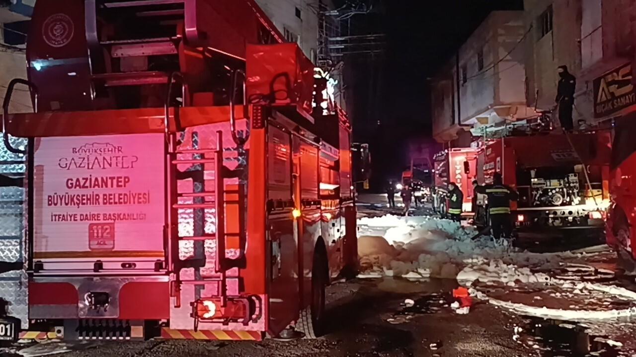 Gaziantep Şehitkamil İlçesindeki Ayakkabı İmalathanesinde Çıkan Yangın 4 Saatlik Müdahale Sonucu Söndürülüyor