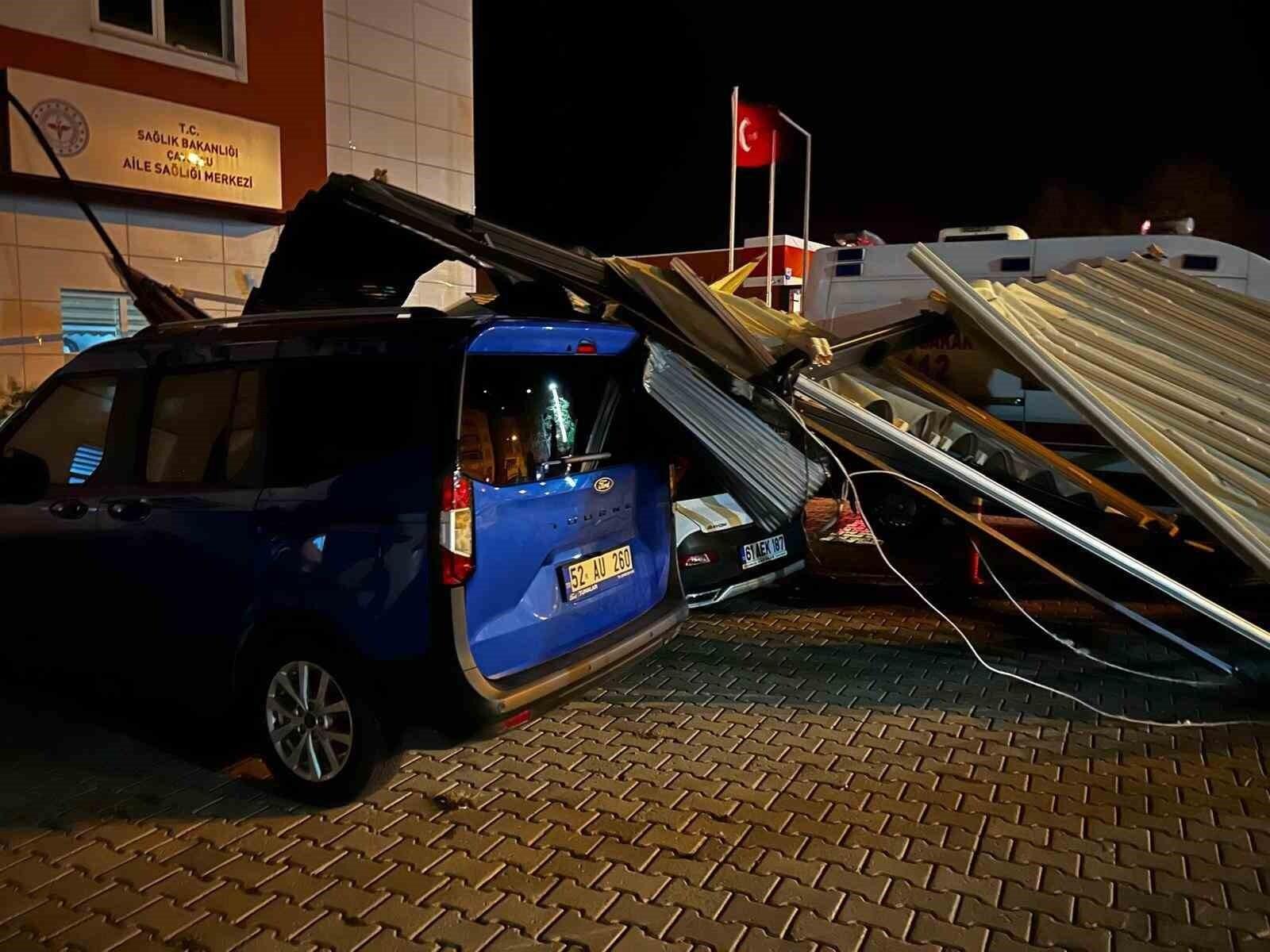 Giresun’da Şiddetli Rüzgar Belediye Düğün Salonunun Çatısını Yıktı