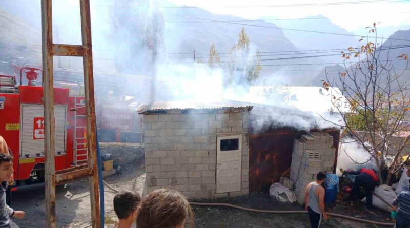 Hakkari'de Behrem Yakın'ın Tandır Evinde Yangın 1