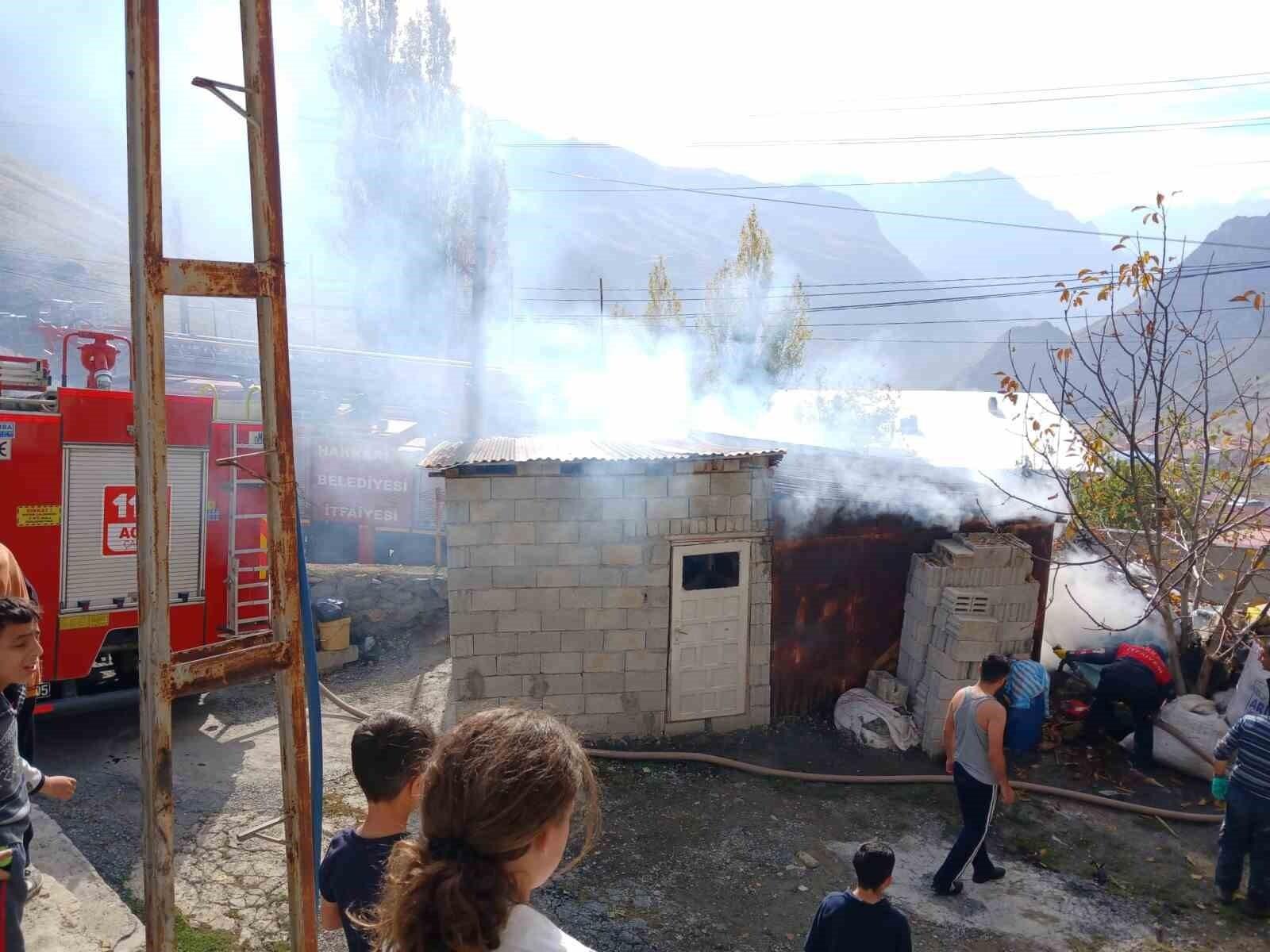 Hakkari’de Behrem Yakın’ın Tandır Evinde Yangın