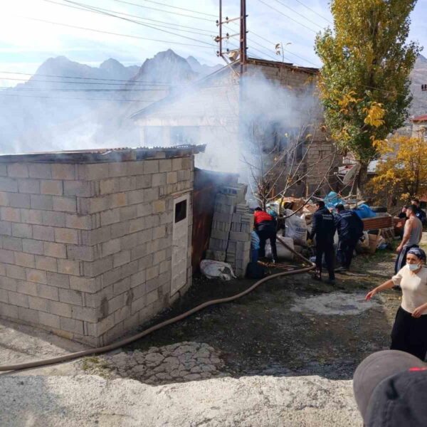 Hakkari'de tandır evinde çıkan yangın-1