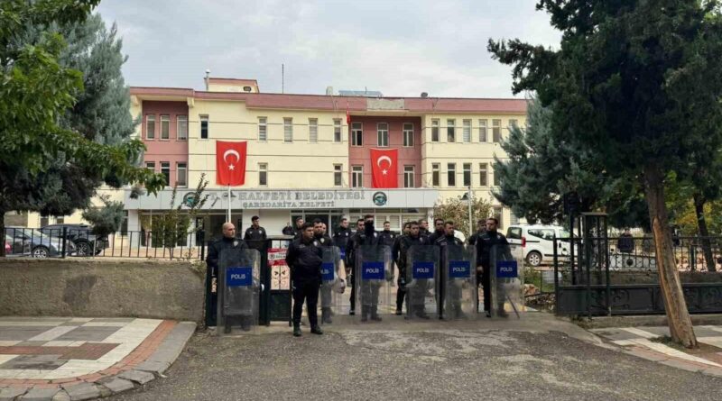 Halfeti Belediyesi önünde polislere taşlı saldırıda 10 tutuklama 1