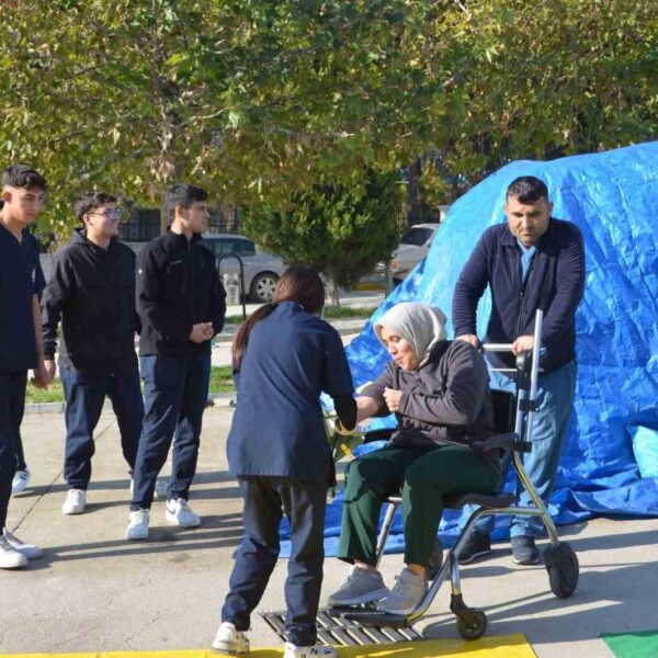 Hastanede yapılan yangın tatbikatı gerçeğini aratmadı-resim-1