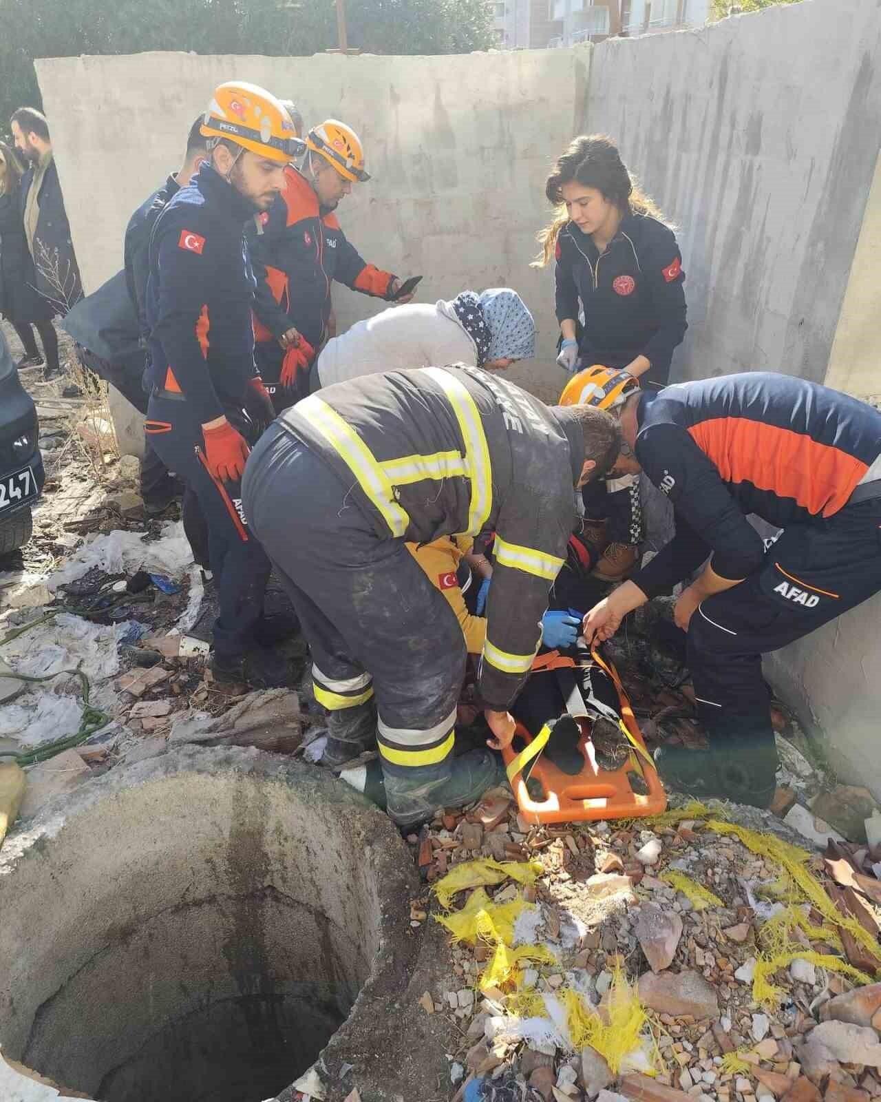 Hatay Antakya’da Atık Plastik Toplayana Kadın Kuyuya Düşüyor – İtfaiye ve AFAD Ekipleri Kurtarıyor