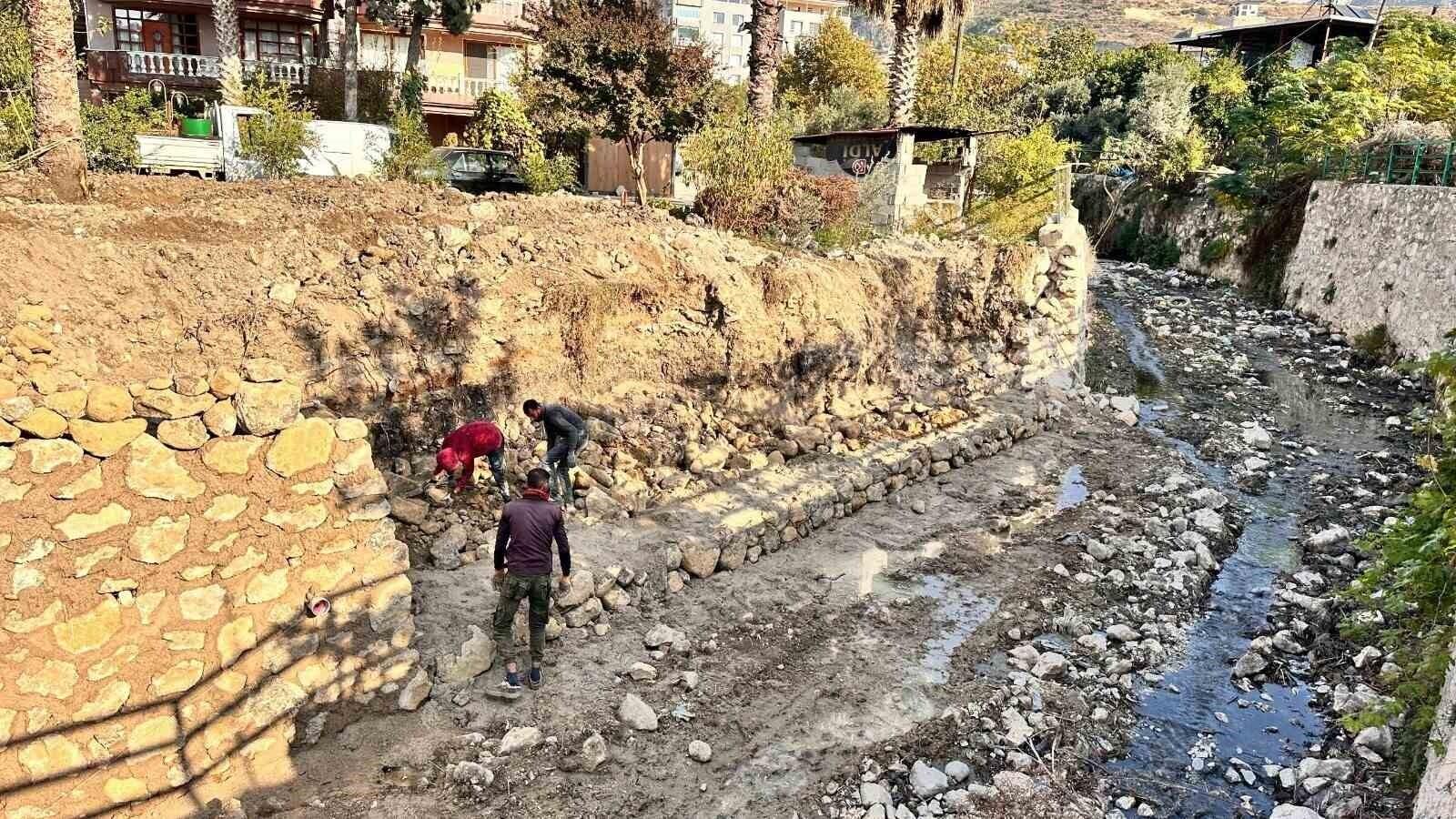 Hatay Büyükşehir Belediyesi Aşağıokçular Mahallesi’nde Fevvar Deresi Temizliği Yapıyor