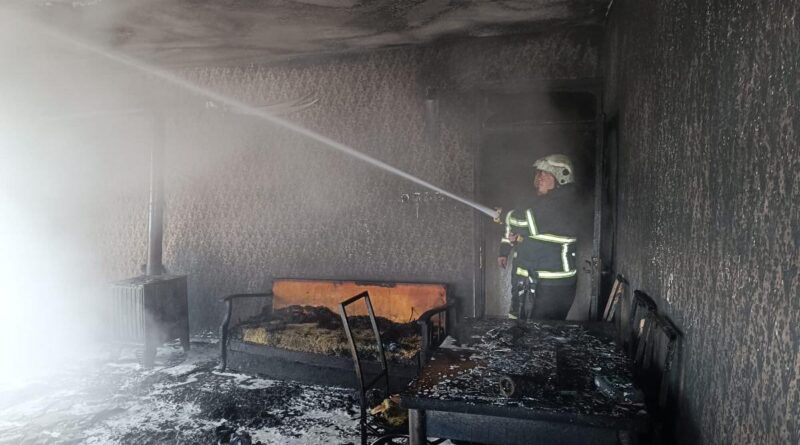 Hatay Serinyol'da Yangın: 3 Kişiyi Kurtaran Itfaiye Ekipleri Dumandan Etkilenenlere Müdahale Yaparken Ev Kullanılmaz Hale Geldi 1