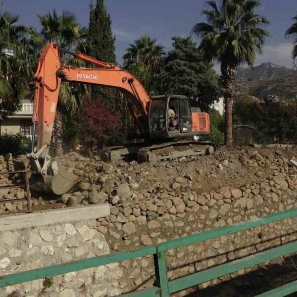 Hatay’da dere ıslah çalışmaları sürüyor-resim