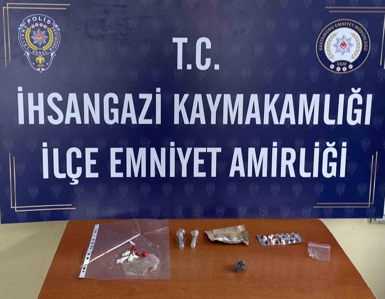 İhsangazi’nde Uyuşturucu Operasyonu: 3 Kişiyi Gözaltına Alınarak 11 Adet Hap ve Diğer Maddeler Ele geçirildi