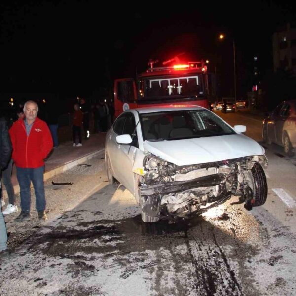 İki araç çarpışması sonucunda bir araç kanala uçtu-2