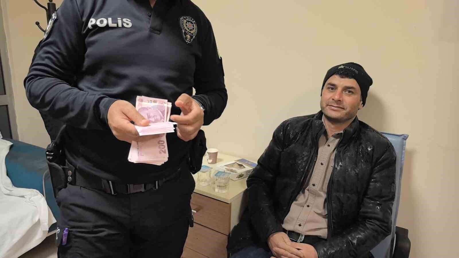 İnegöl’de ATM’de Unutulmuş 5 Bin TL Polis Yardımıyla Sahibiyle Buluşturuldu