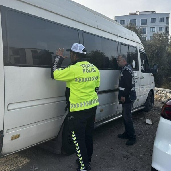 İnönü Caddesi ve 19 Mayıs Bulvarı üzerinde trafik ışıklarında denetim yapılıyor-1