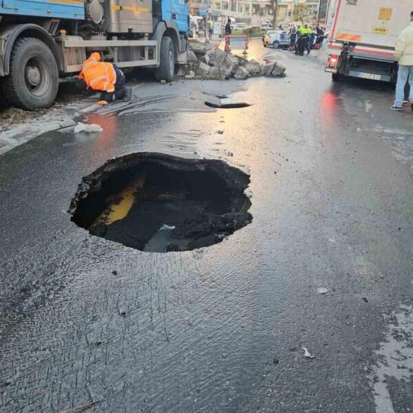 İSKİ ekiplerinin çöken yolu tamir etme olayı-1