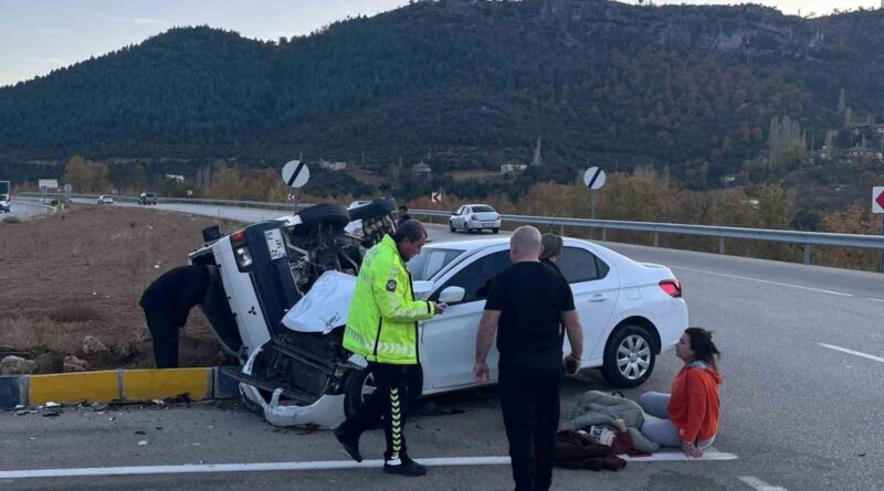 Isparta-Antalya Karayolunda Araç Çarpışması Sonucu 5 Kişi Yaralandı 1