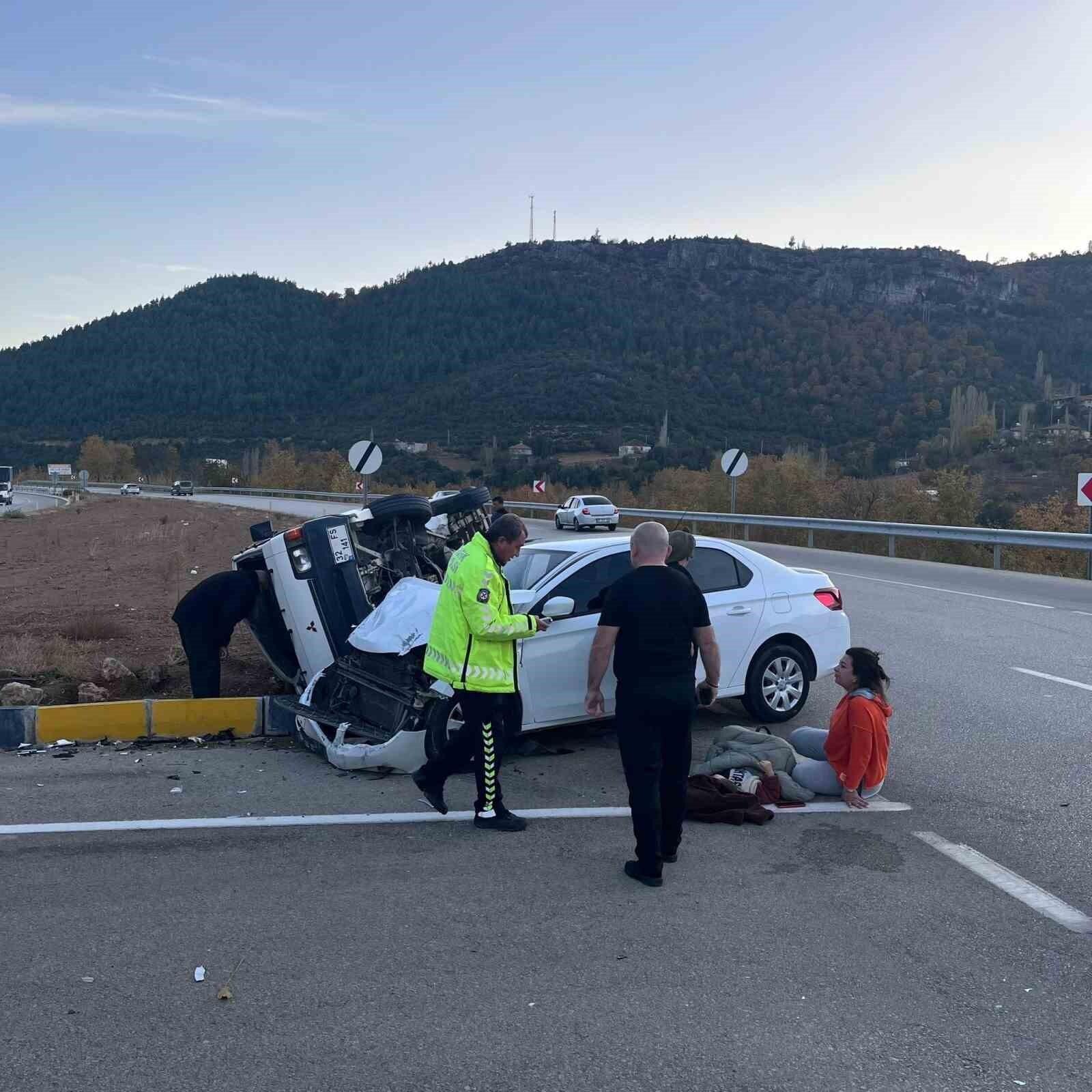 Isparta-Antalya Karayolunda Araç Çarpışması Sonucu 5 Kişi Yaralandı