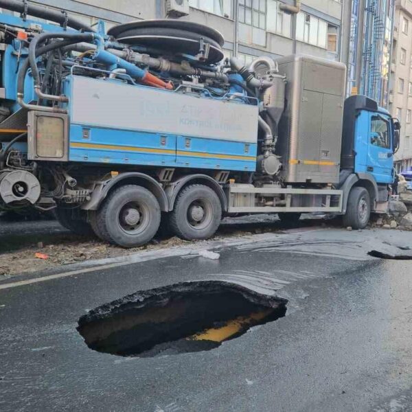 İstanbul Güngören'deki çökme olayı ve kamyonların çukura düşmesi-2