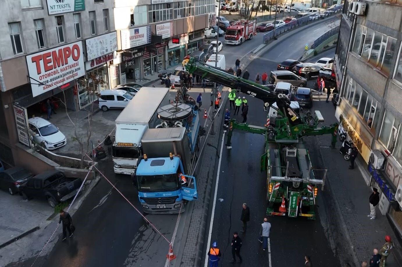 İstanbul Güngören’de İSKİ Çalışmaları Esnasında Çökme Sonuçta 2 Kamyon Çukura Düşüyor