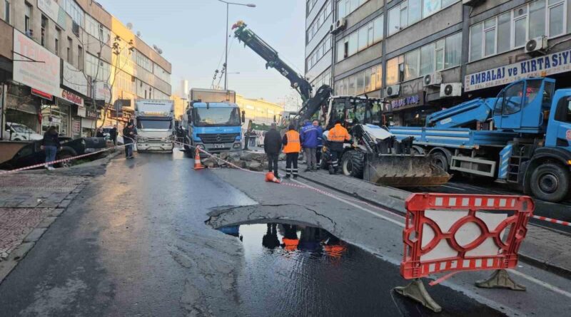 İstanbul Güngören’de İSKİ Çalışmaları Sonucu Çöken Yolda 2 Kamyon Kurtarıldı 1