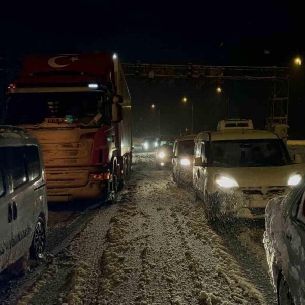 İstanbul İstiqametinde Kaza Sonucu TEM Otoyolu Kapandı-2