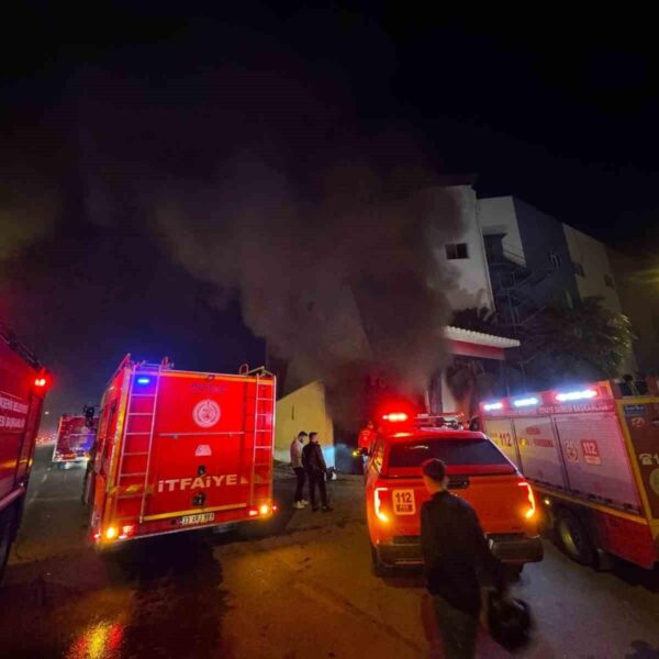 Itfaiye ekipleri yangını söndürmek için zorlu bir mücadele veriyor-3