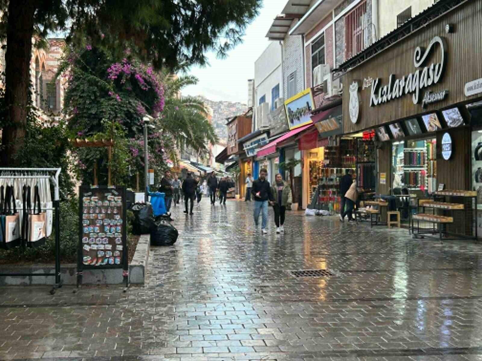 İzmir’de Kuvvetli Yağış Tarihi Kemeraltı Çarşısı ve Yeşildere Caddesi’ni Su Bastı